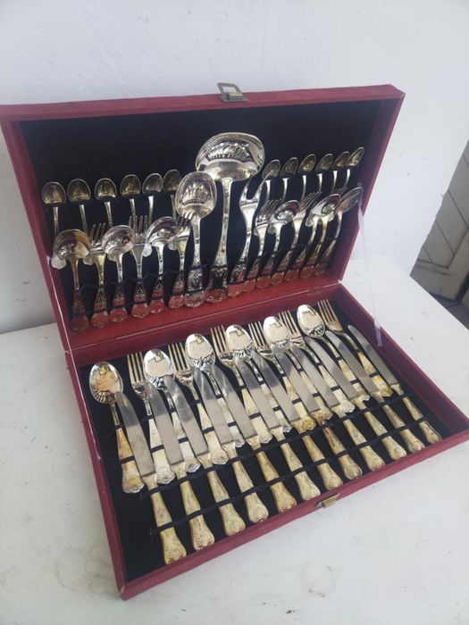 Италиански посребрени прибори за хранене 51 броя 
Комплекта е в кутия