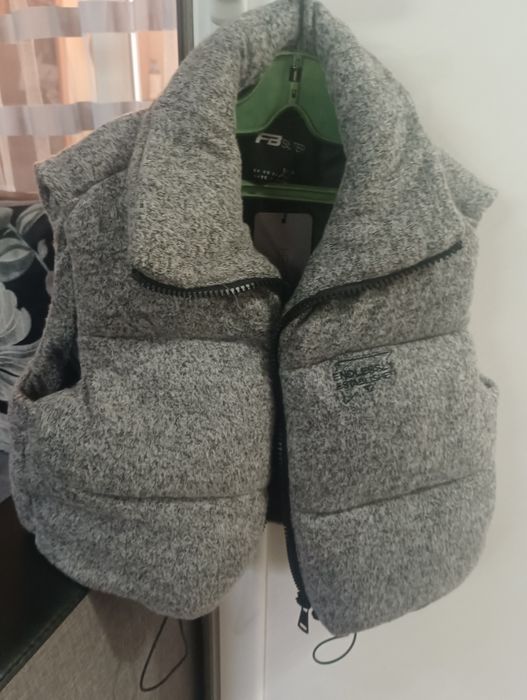 Късо елече сиво на цвят