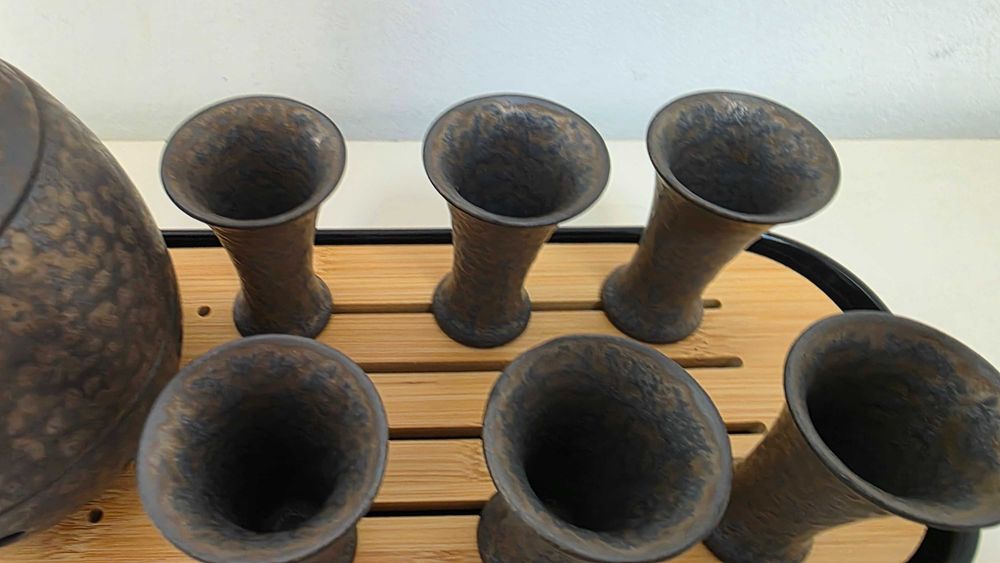 Set sake japonez ceramic 170 ml, 6 cești, tavă bambus, carafă cu încălzire – nou