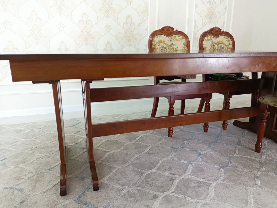 Стол орындықтары мен бірге