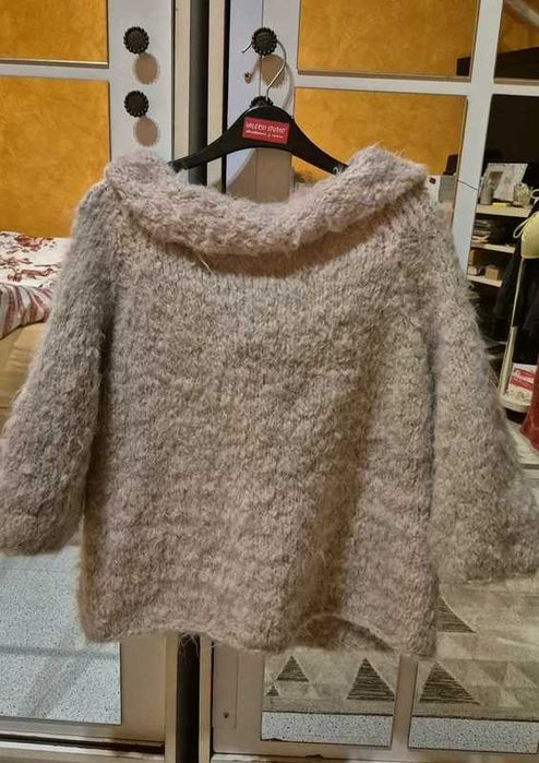 Pulover fluffy off shoulder Avenue Foch 36/38 gri roz cozy nou