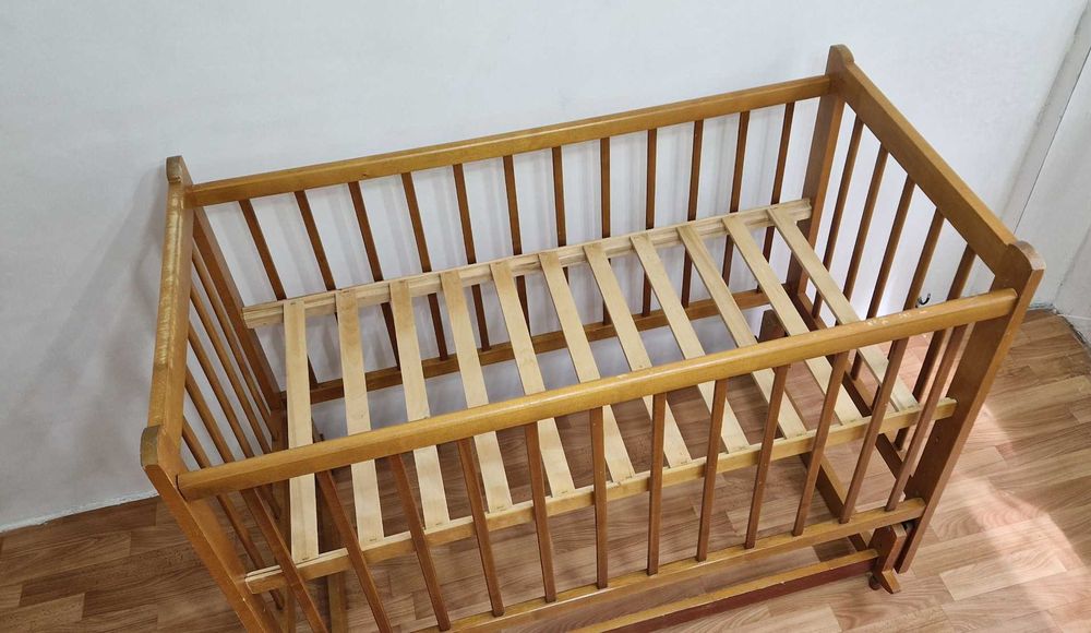 Продам детскую кроватку с маятником