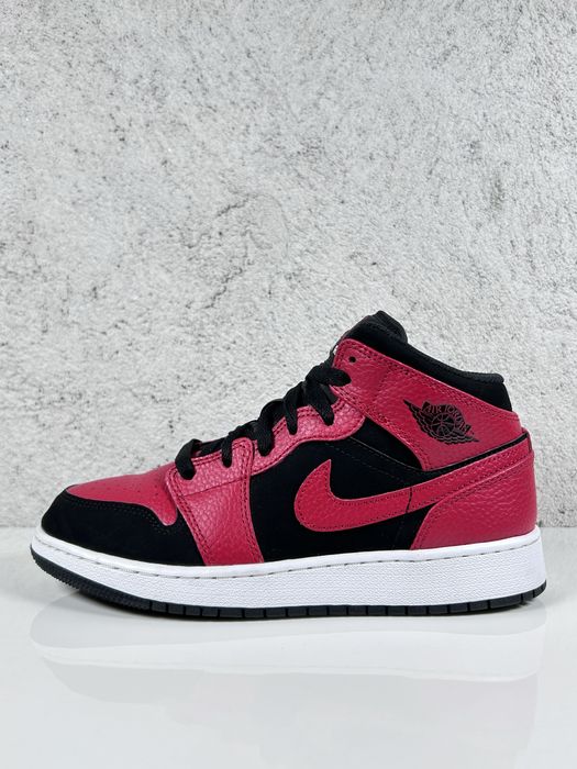Air Jordan 1 Mid Reverse Bred