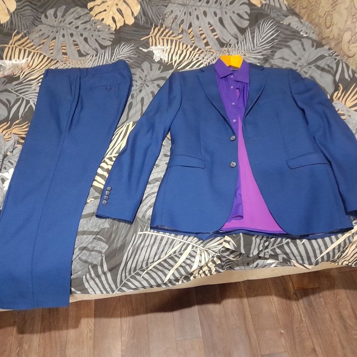 Продам костюм,рубашка в подарок. Размер 48.