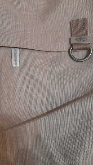 раница Dockers – бежова, здрава и практична