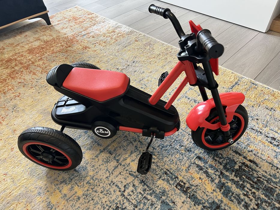 Tricicleta cu pedale pentru bebe