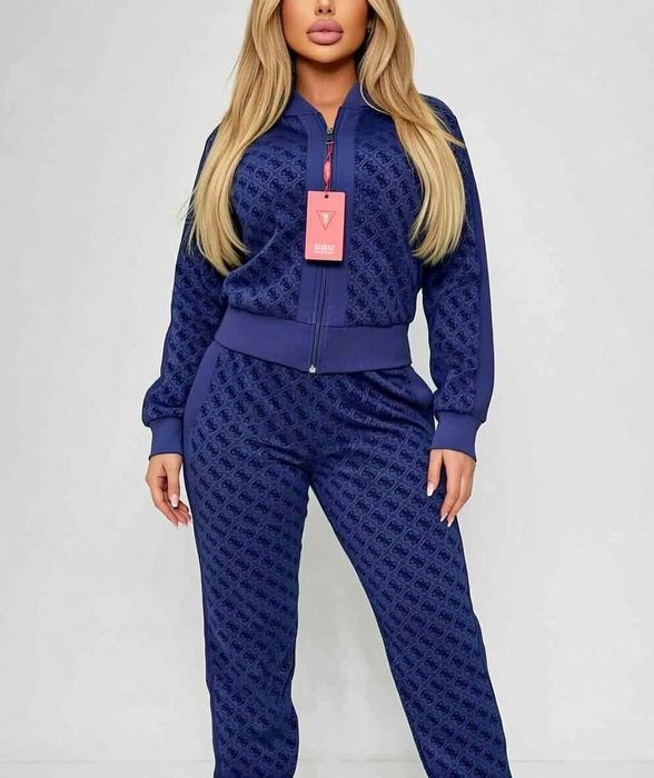 Дамски спортен комплект  Guess от 2 части.