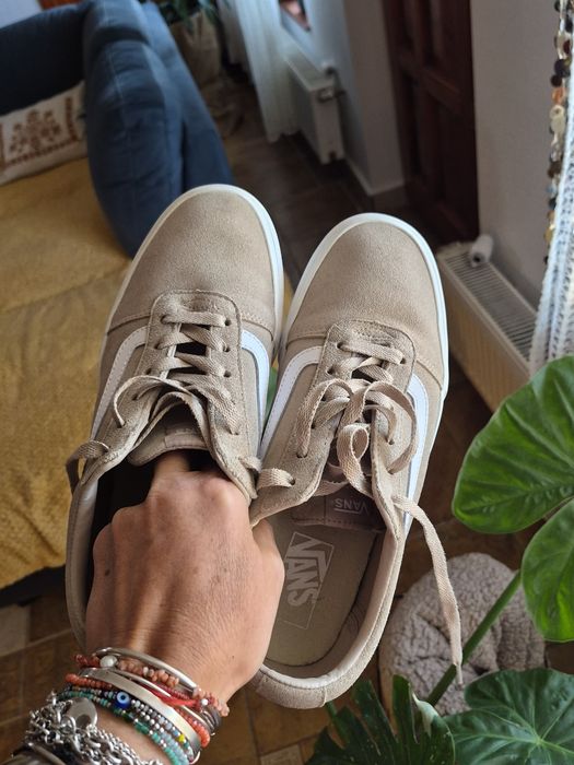 Vând teniși Vans
