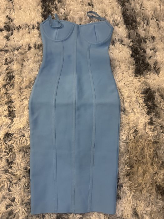 Рокля за празднични дни от еластичен плат ,подплатена на бюста