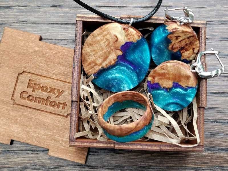 Набор украшений из дерева, эпоксидной смолы