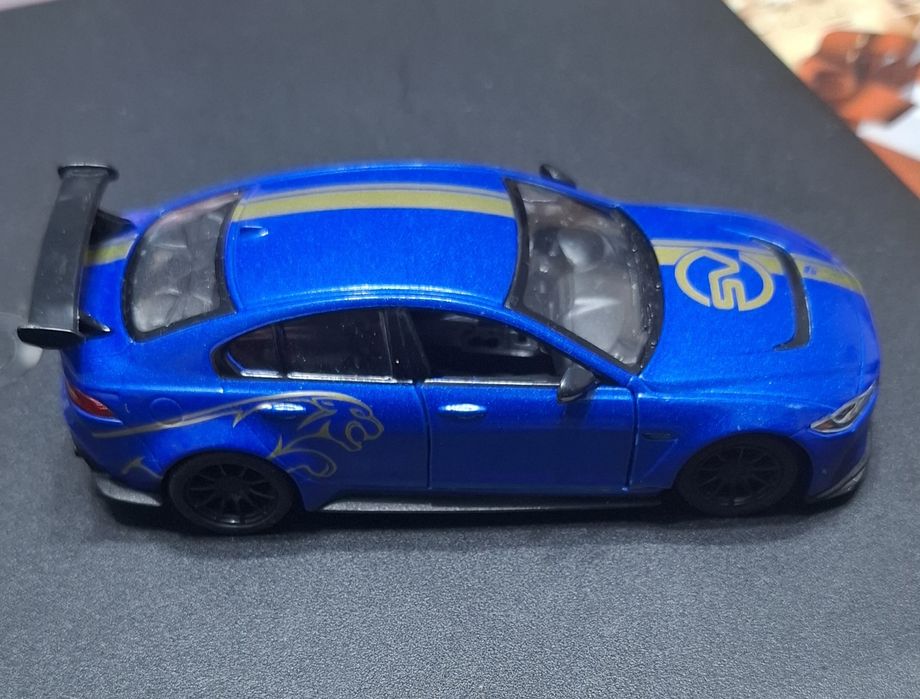 VÎND machetă JAGUAR din metal de colecție