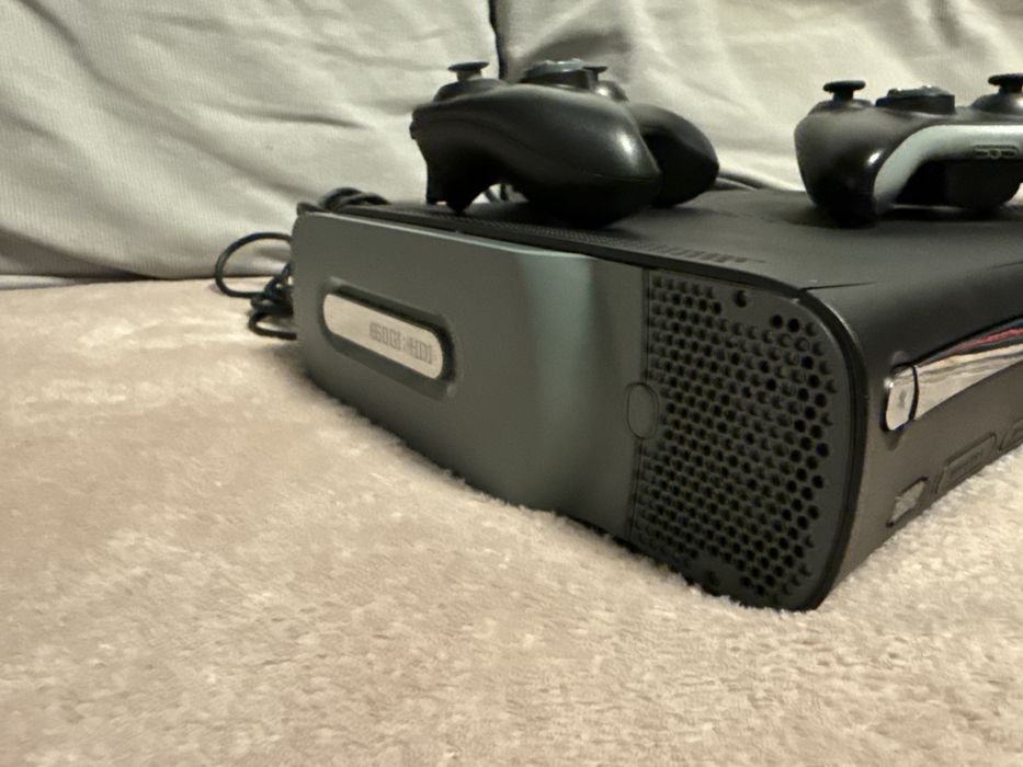 Vand Xbox 360 + 2 joystick + 2 jocuri