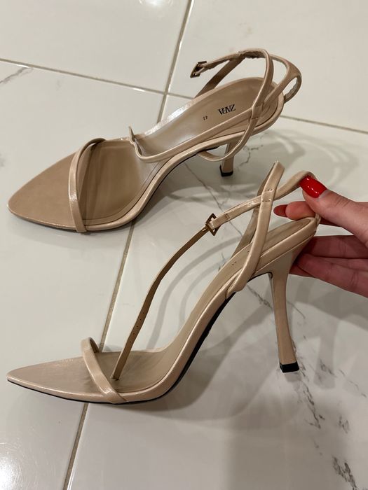 Сандали с висок ток