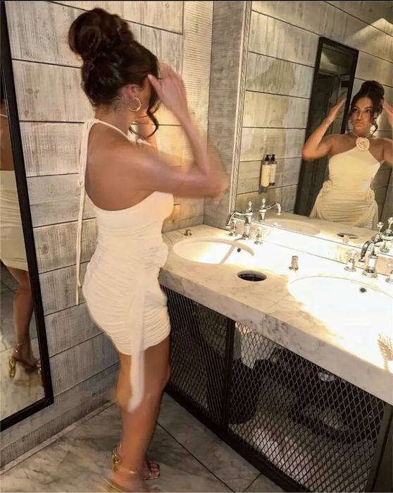 Красивое платье с розочками