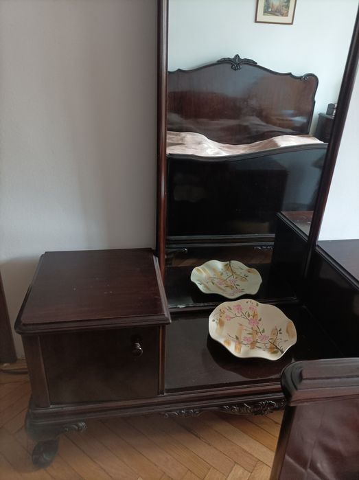 Vând corp elegant din lemn lacuit cu oglinda cu 2 noptiere