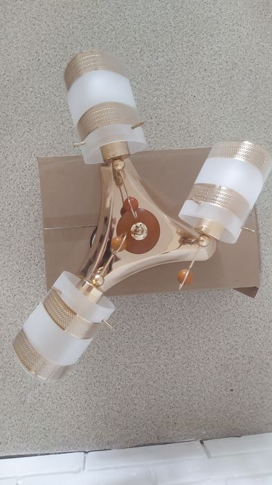 Продам люстру трехрожковую