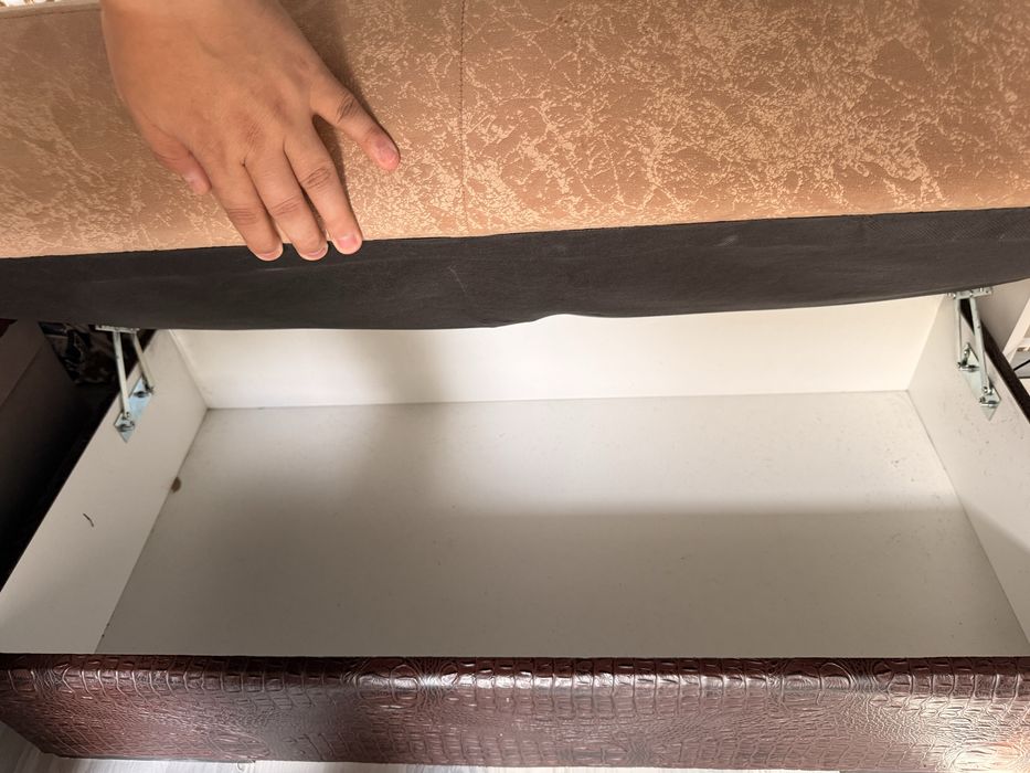 Продажа Пуфика для прихожей или бутика.