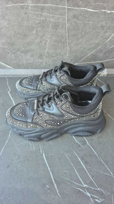 Черни маратонки с камъчета