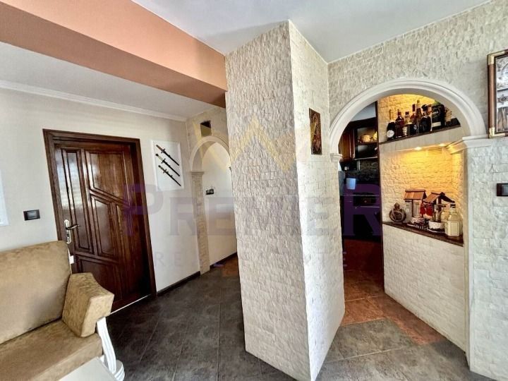 Продава се Тристаен апартамент в Варна, Колхозен пазар - 98 кв.м за 1796 €/кв.м - Снимка #1