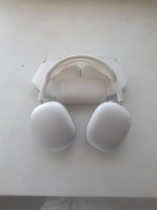 AirPods Max Original apple product.