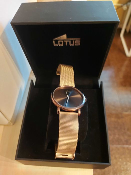 Чисто НОВ часовник LOTUS