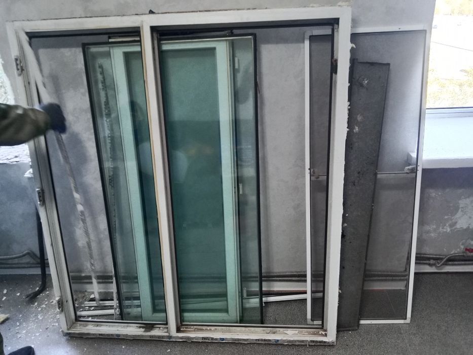 Продам два  пластиковых окна