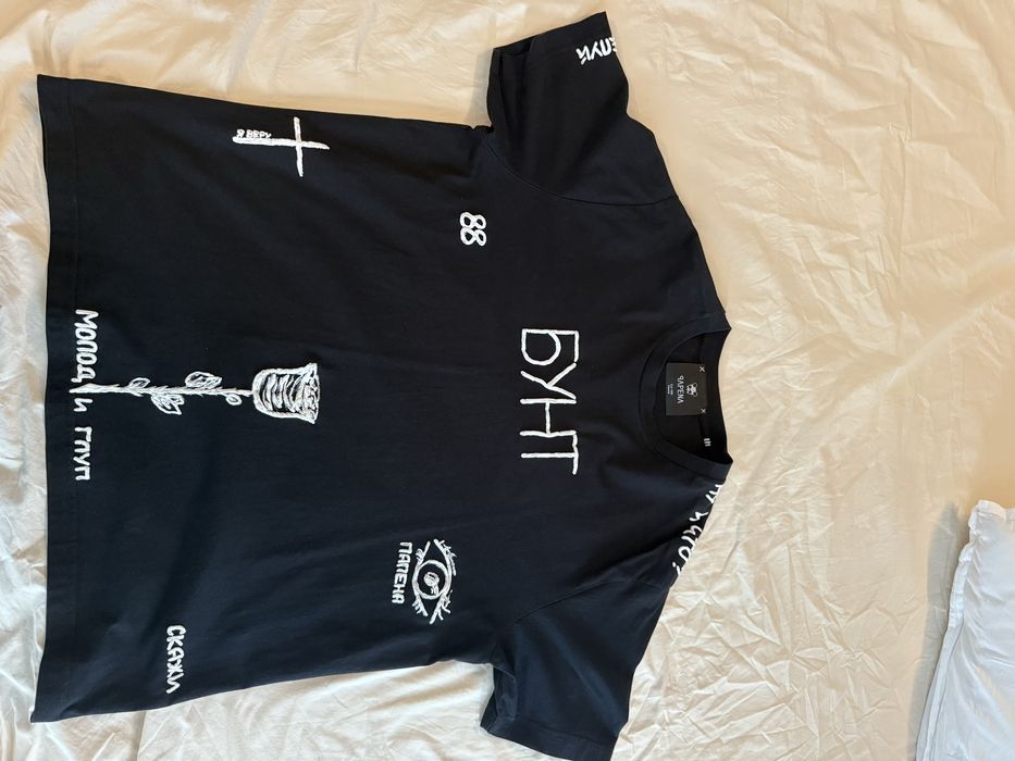 Тениска с къс ръкав с релеф принт