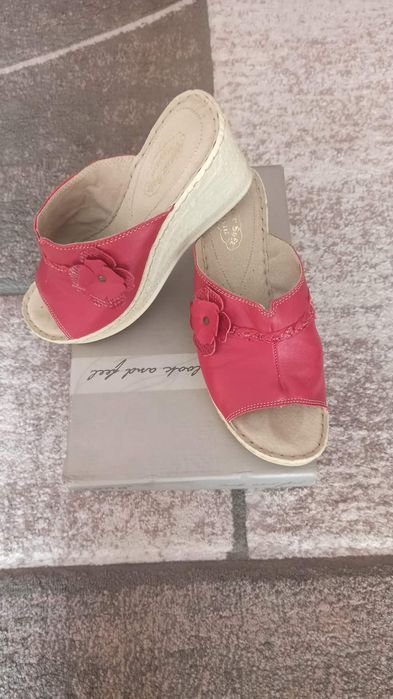 Елегантни дамски чехли