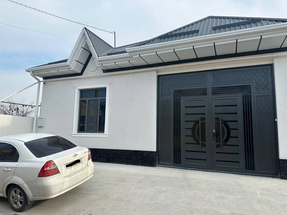 Ховли Кукон аэропорти ёнида жойлашган