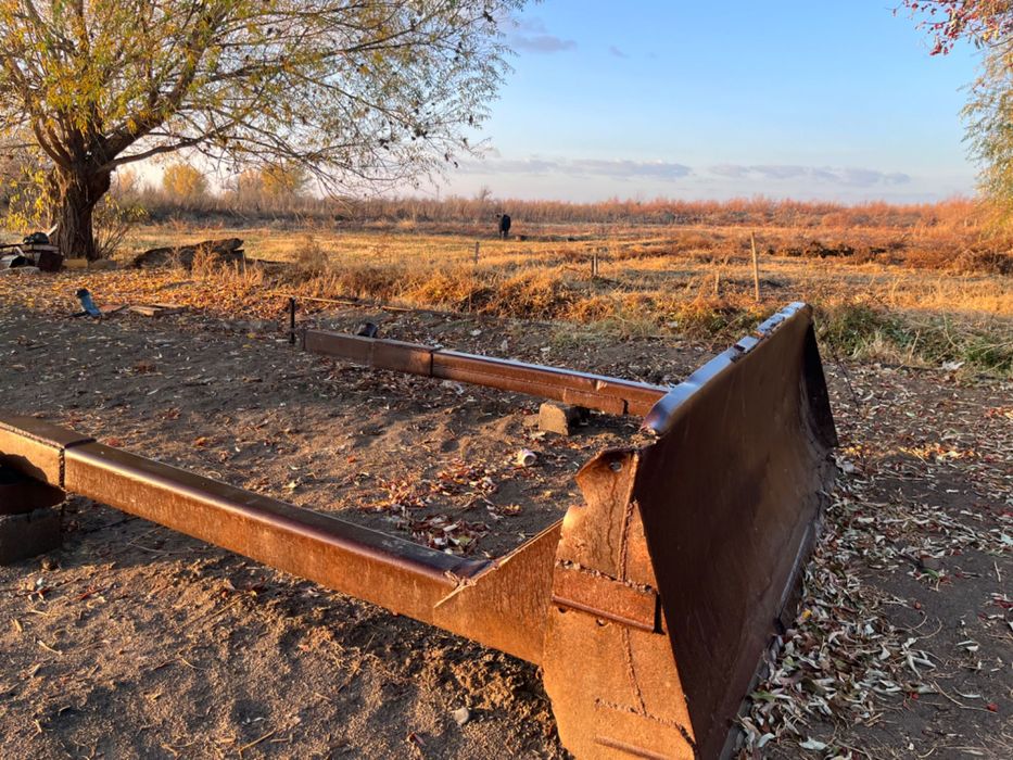 ДТ 75  қасында соқасы мен күрегі бар