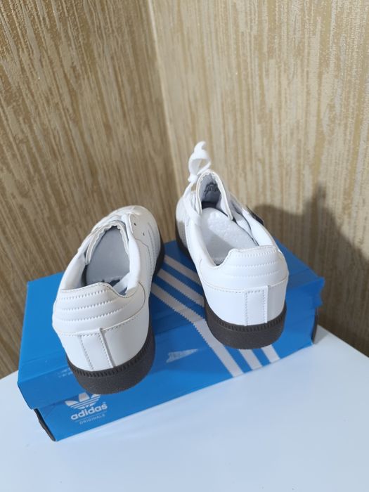 Женские кроссовки