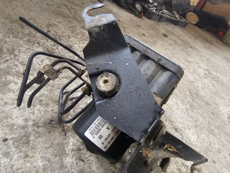 Pompa ABS avand codul original 2S61-2M110-CE, pentru Ford Fiesta