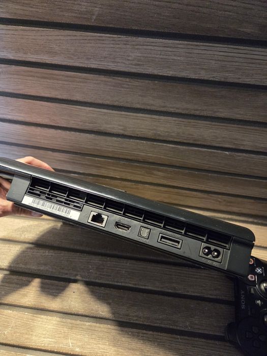 Sony PlayStation 3 Super Slim Seria CECH-4004C 500GB + 2 Manete Originale + 3 Jocuri