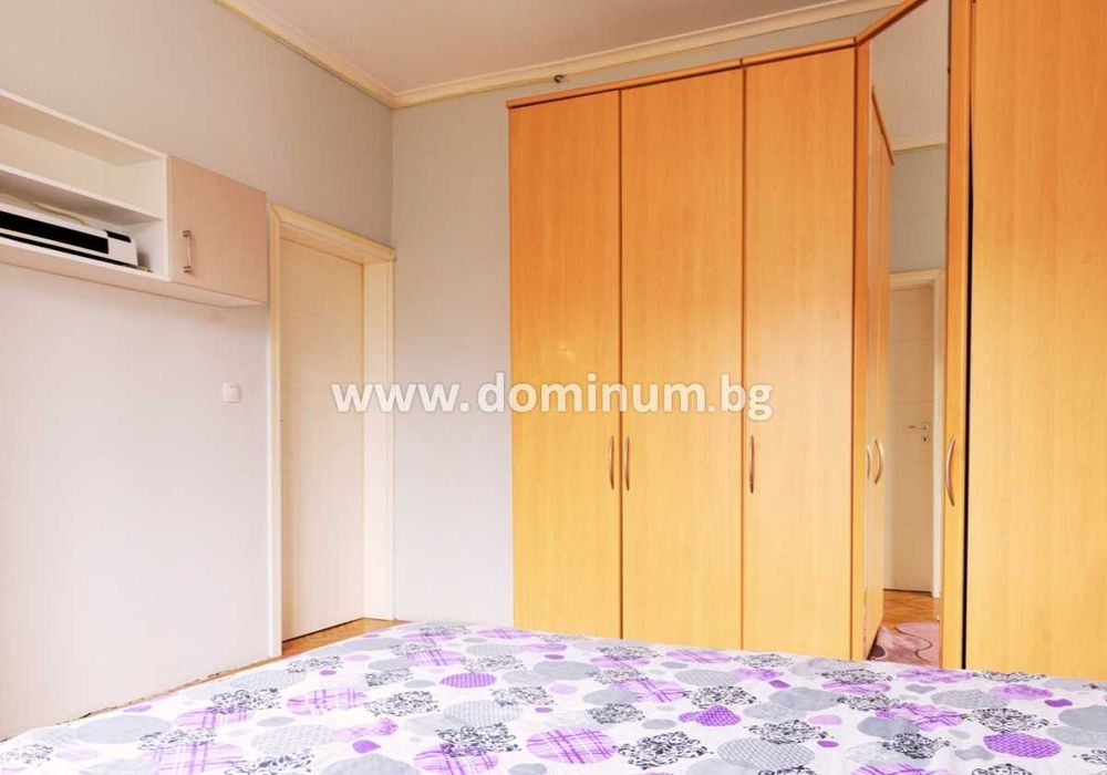 Продава се обзаведен тристаен апартамент на бул. Прага