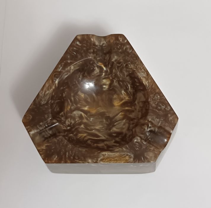 Пепелник от Бакелит, Каталин, Лава поток
