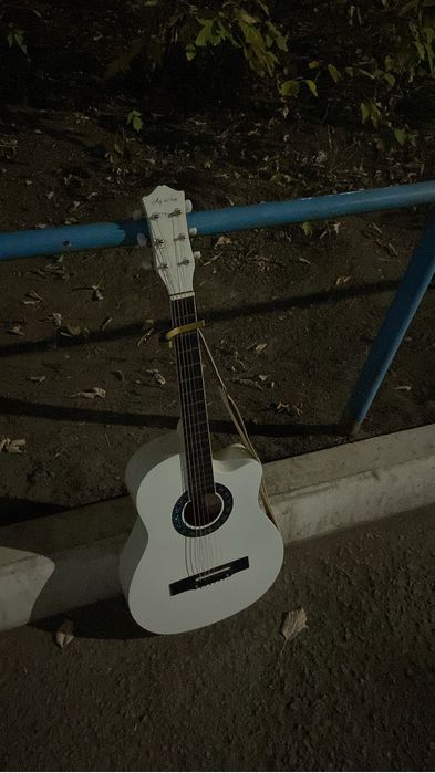Гитара белого цвета