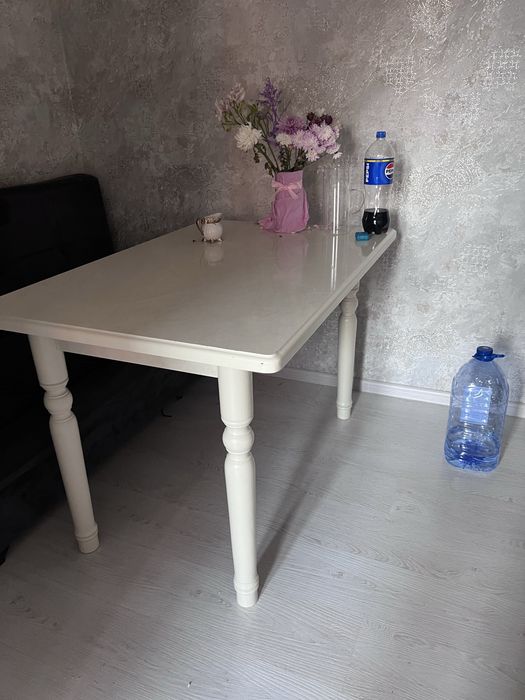 Стол и два стулья, стол примерно 1.200 х 50-60