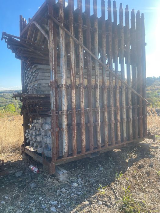 Скеле 300кв +стойки за него 2по 150кв