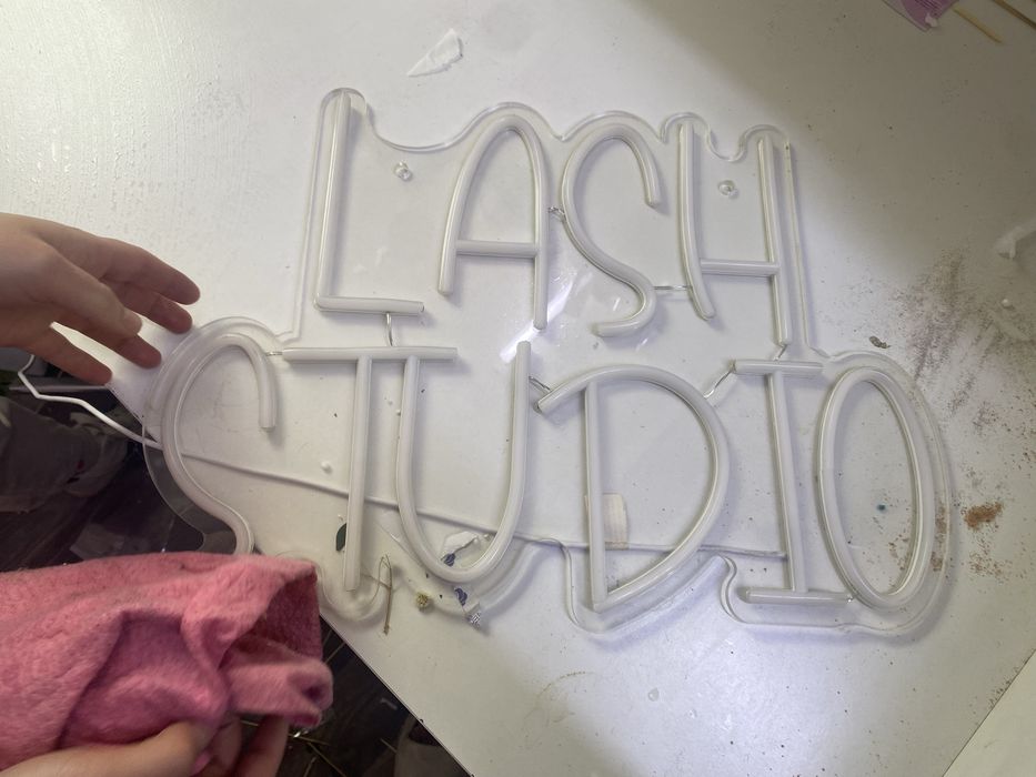 Неоновая вывеска lash studio