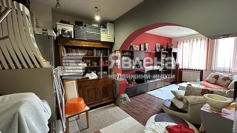 Тристаен апартамент в Перник, кв. Изток