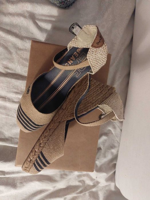 Затворени летни сандали Pepe Jeans