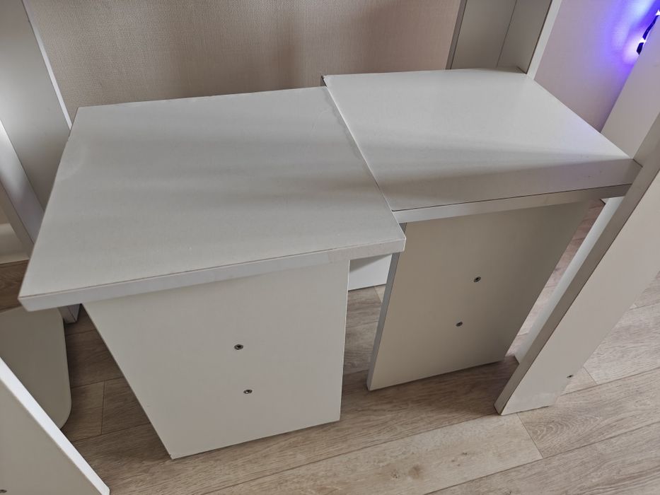 Стол и две табуретки