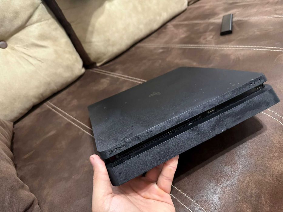 Consolă PlayStation 4 Slim, 500 GB, negră.