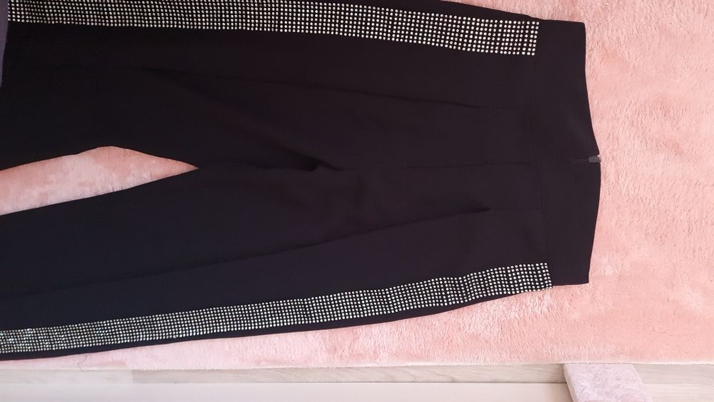 Панталон на Nicole размер ХС чисто черен със сребърни мотиви.