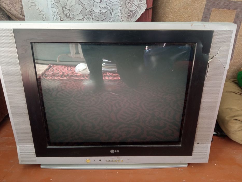 Televizor  bir labi o'zgina singan