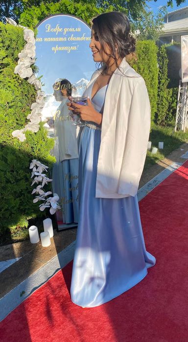 Рокля: светло син сатен