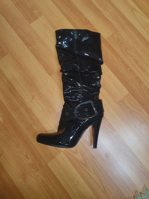 Cizme din piele naturala lacuita 250  lei negociabil