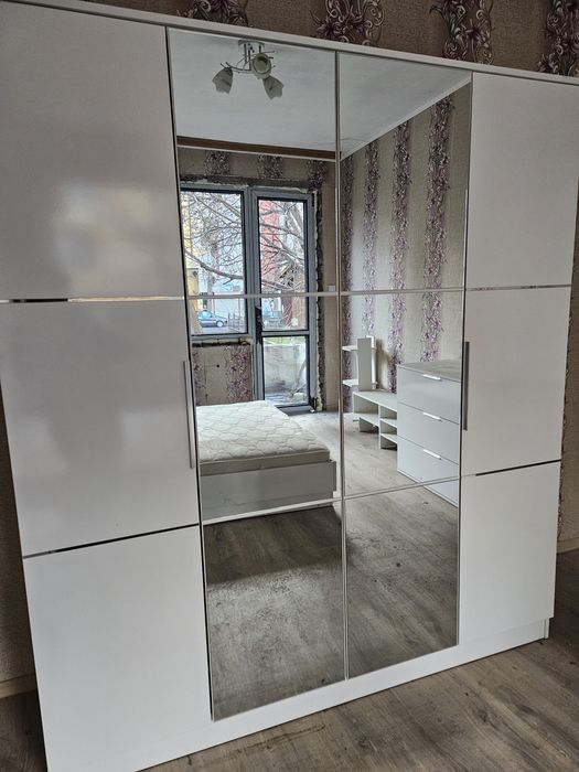 Продавам обзавеждане за спалня .