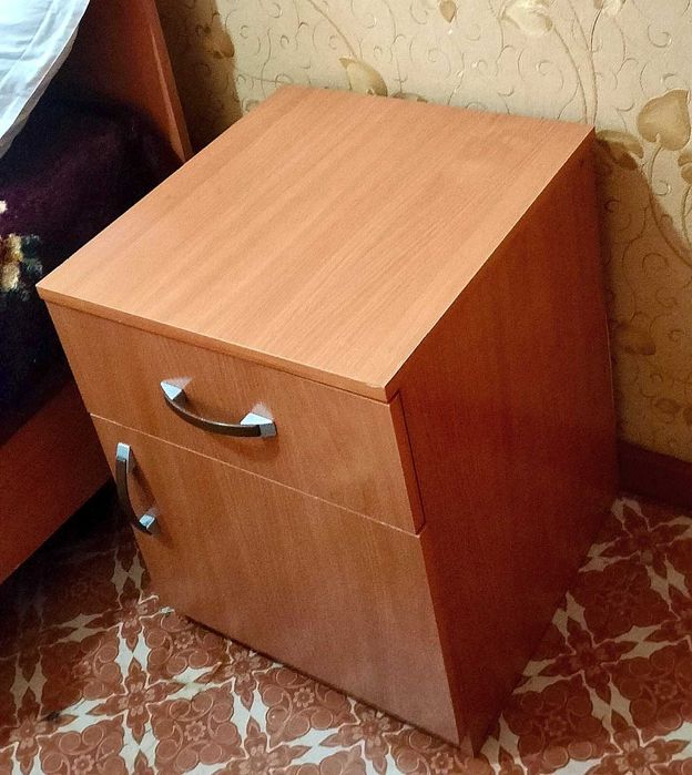 Продам тумбу под телевизор,   б/у.