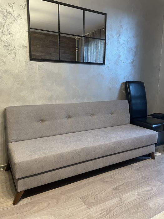 Canapea gri living sufragerie